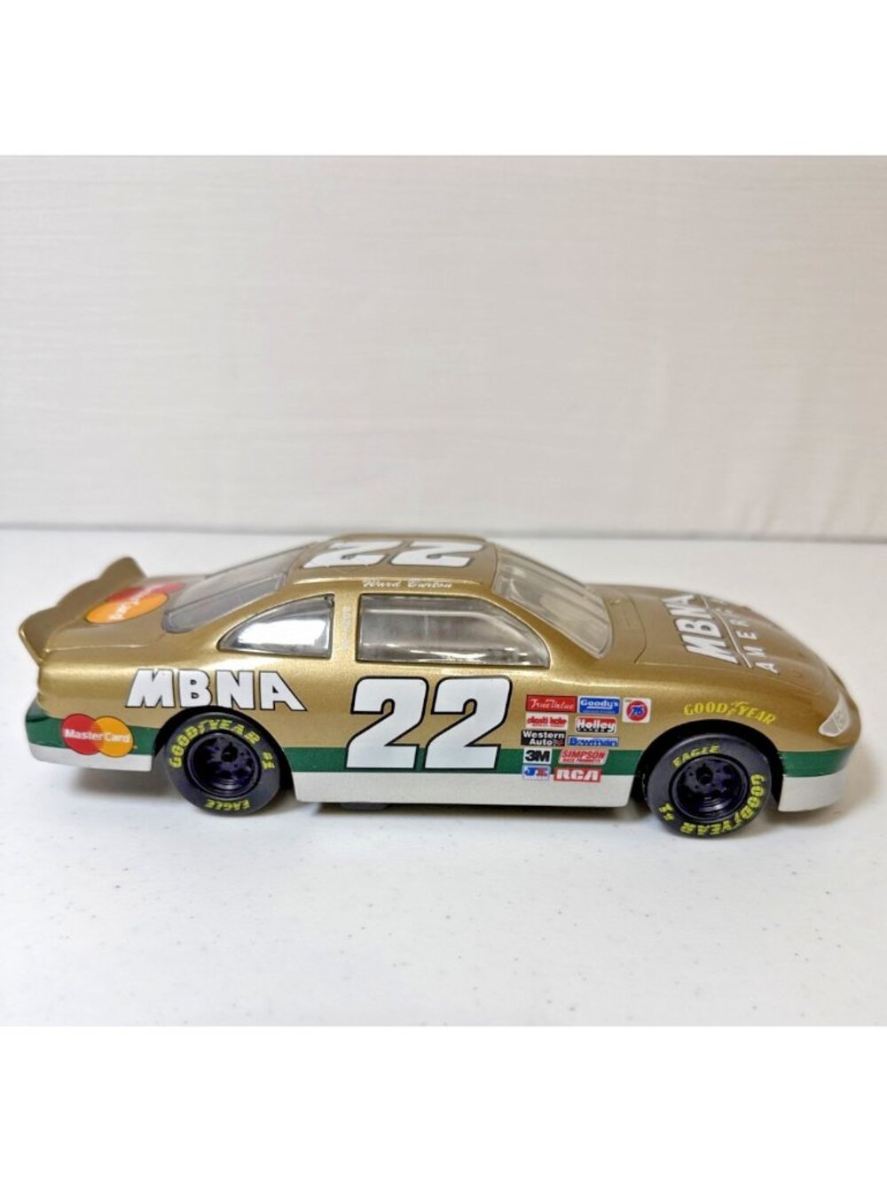 Ward Burton #22 MBNA Gold 1997 Pontiac Grand Prix 1:24 NASCAR Diecast Car